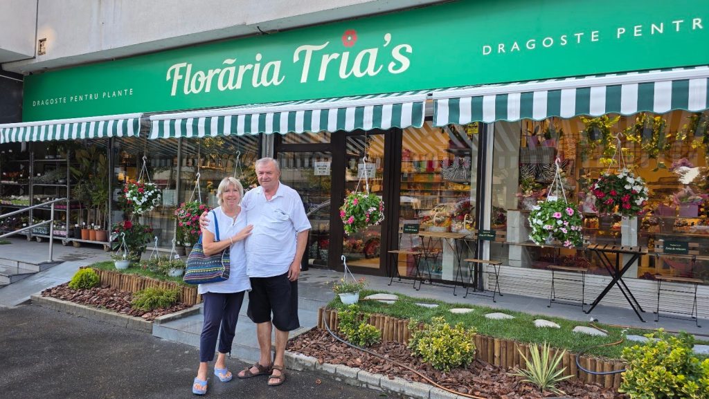 Echipa Trias printre plante verzi în florărie
